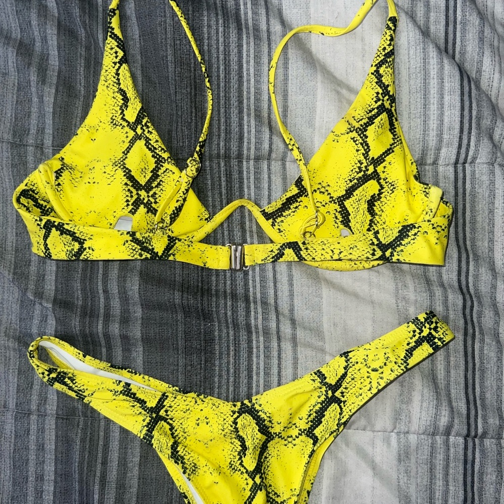 Bikini - Picture 3 of 3